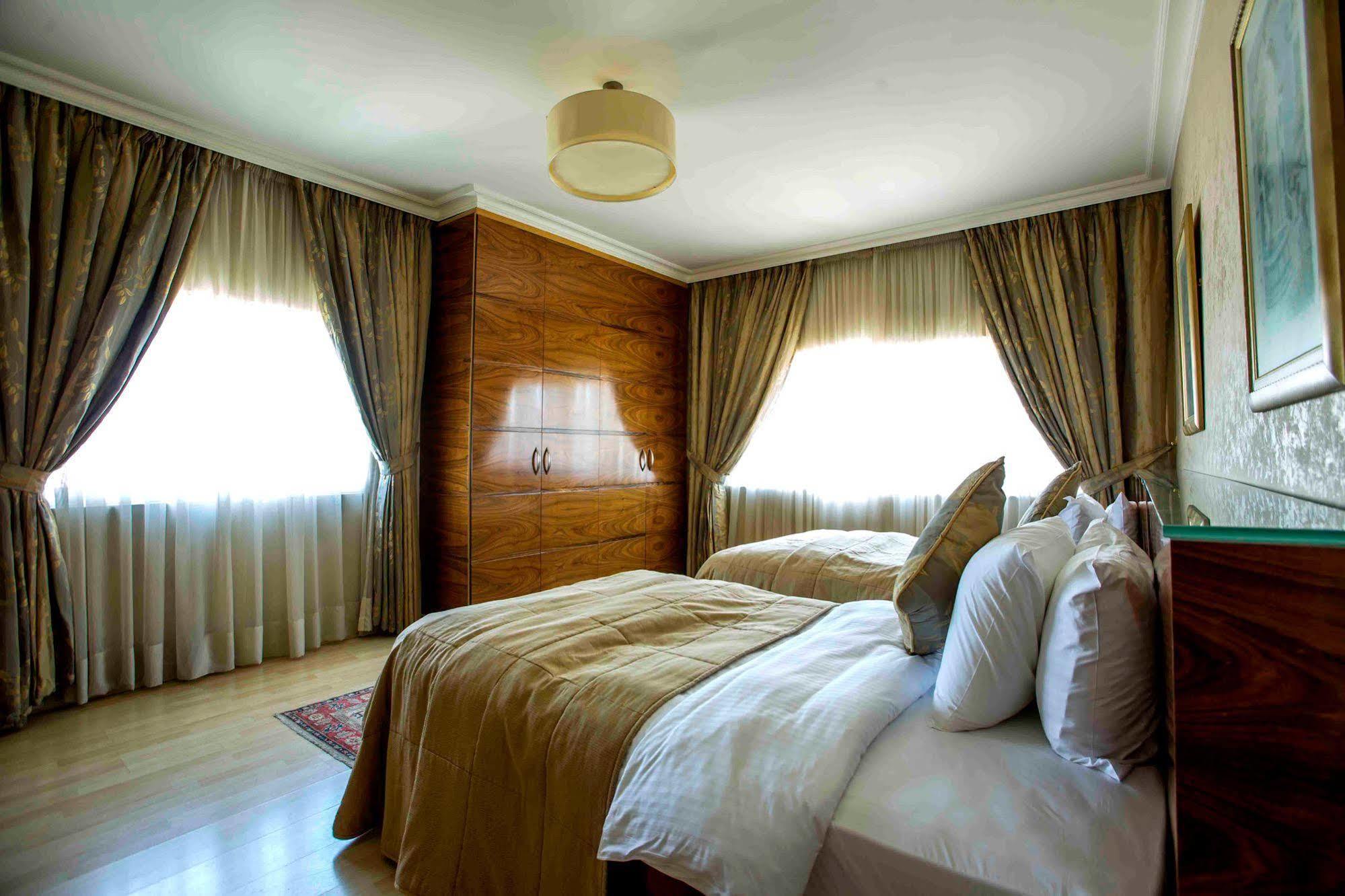 Lahoya Suites Beiroet Buitenkant foto