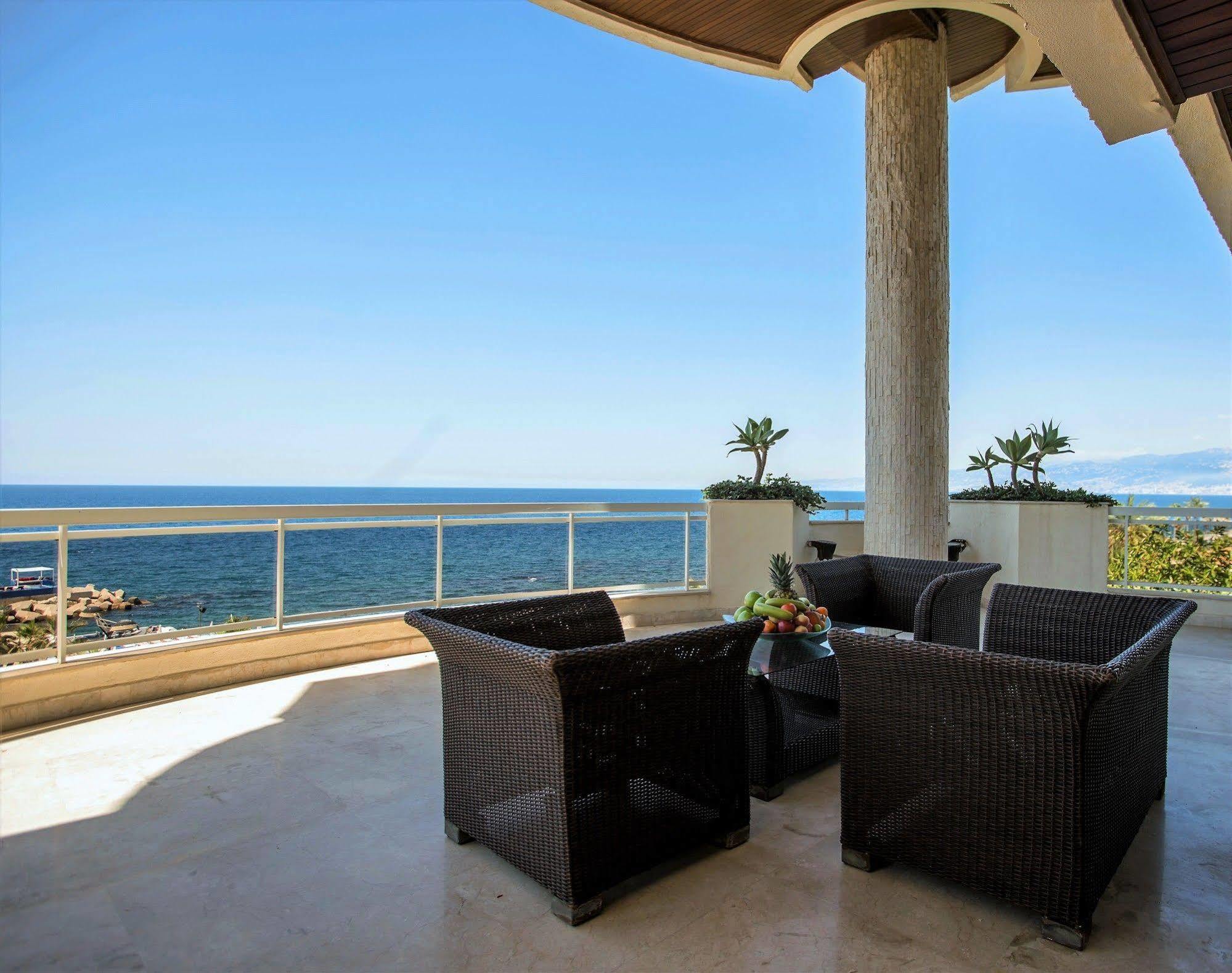 Lahoya Suites Beiroet Buitenkant foto