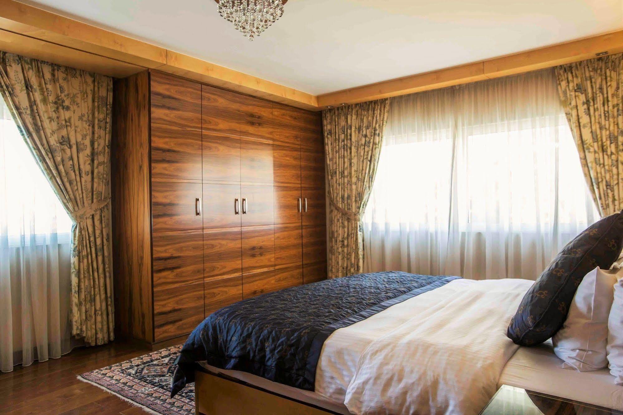 Lahoya Suites Beiroet Buitenkant foto
