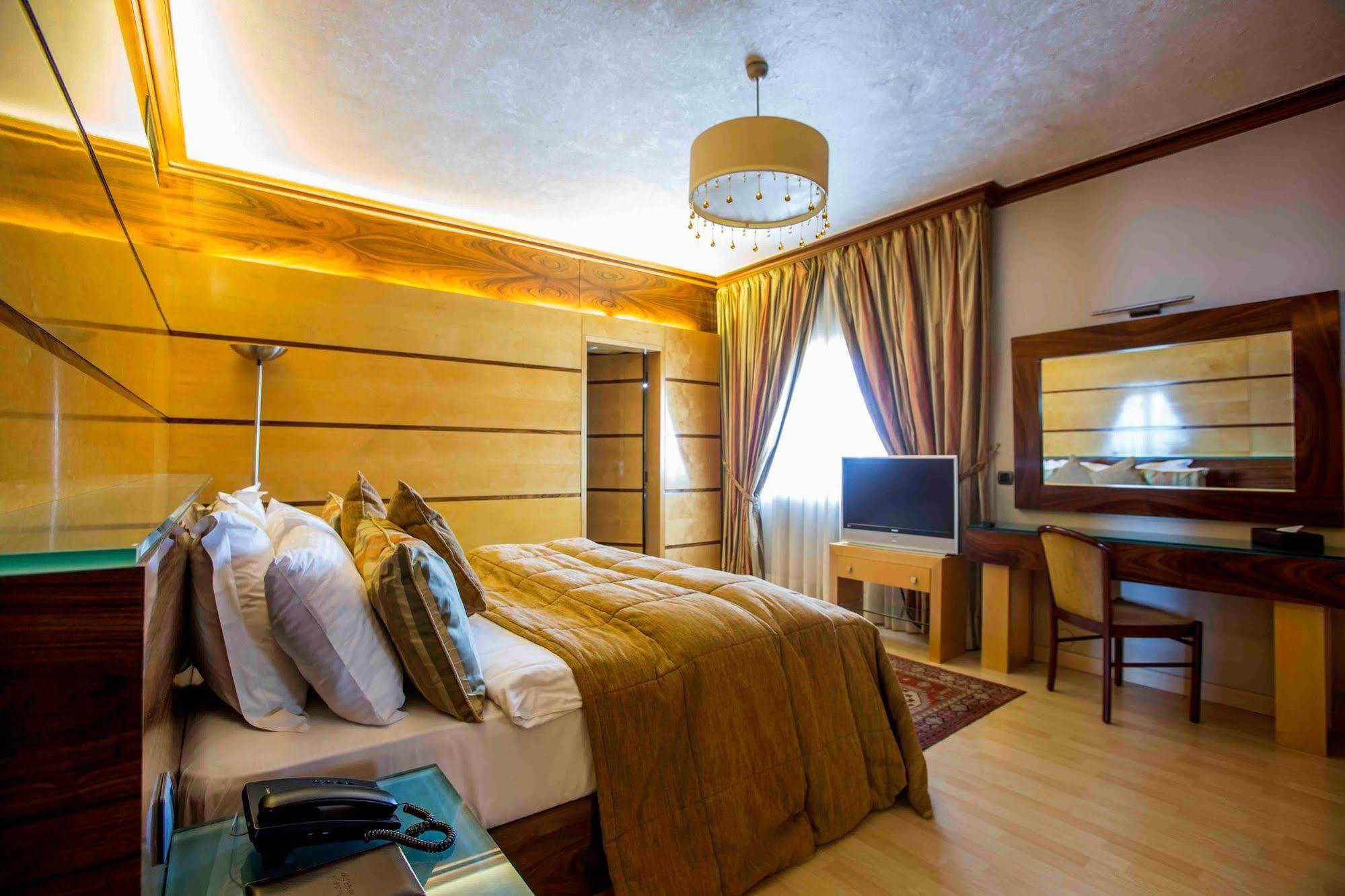 Lahoya Suites Beiroet Buitenkant foto