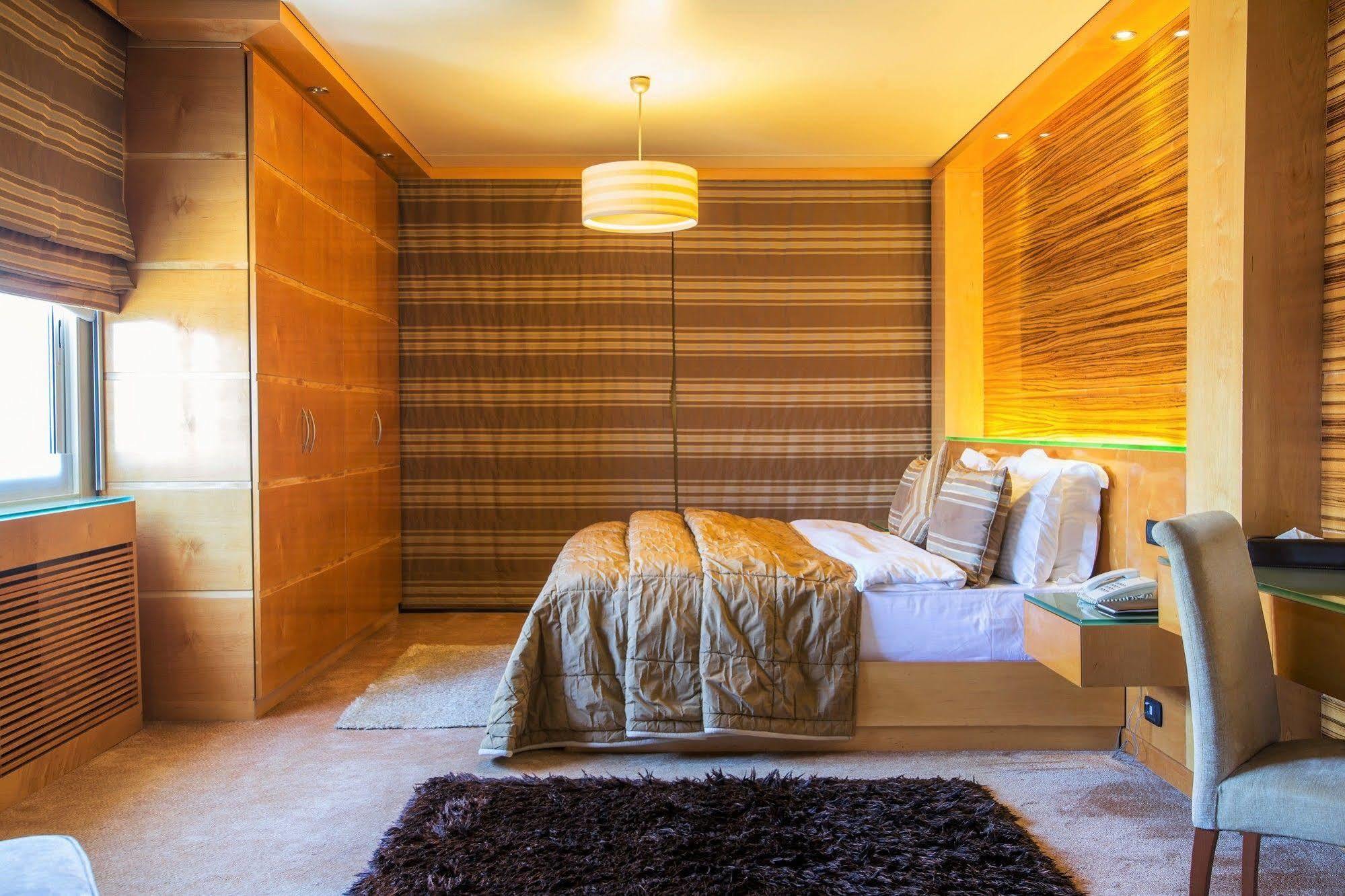 Lahoya Suites Beiroet Buitenkant foto